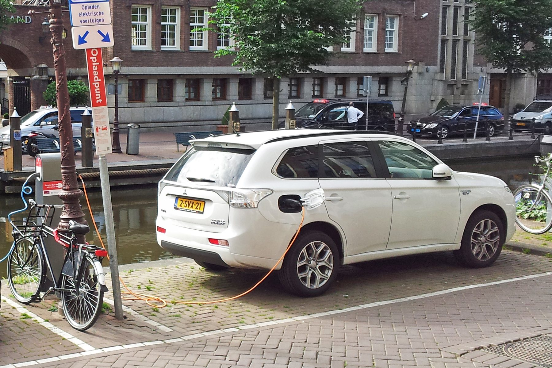 amsterdam_outlander_phev_charging