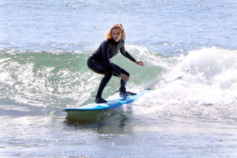 Nissan_Electric_Vehicles_and_sustainability_ambassador_Margot_Robbie_surfing